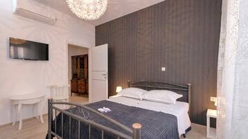 3 bedrooms, in-room safe, iron/ironing board, free WiFi