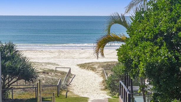 A beach path leading to the ocean with a clear view of the sea. - Beach Pines 5 - Fully Renovated North Kirra Beachfront - Min. 3 Night Stays (Bilinga)