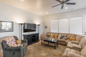 Resortwoning, meerdere bedden (Epic Escape) | Woonruimte | Een flatscreentelevisie