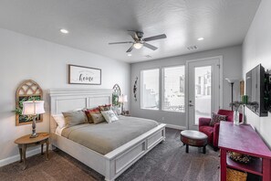 Resortwoning, meerdere bedden (Epic Escape) | 3 slaapkamers, individueel gedecoreerd, een bureau