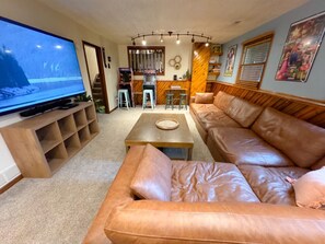 TV connectée, cheminée, jeux vidéo, livres