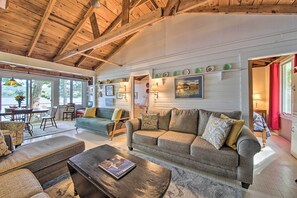 TV, books - Quiet & Lovely Lakefront Cottage for Families! (Union)