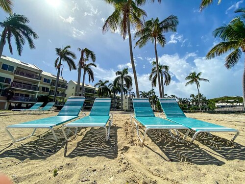 2BR Just steps away from the beach and pool and 5 min. drive to Red Hook!