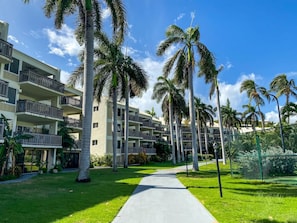 المنطقة المحيطة بالمنشأة