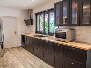 Frigorífico, microondas, horno y lavavajillas