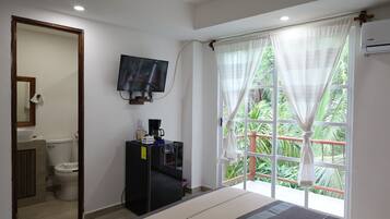 Habitación básica doble, 1 cama King size | Caja de seguridad en la habitación y decoración personalizada