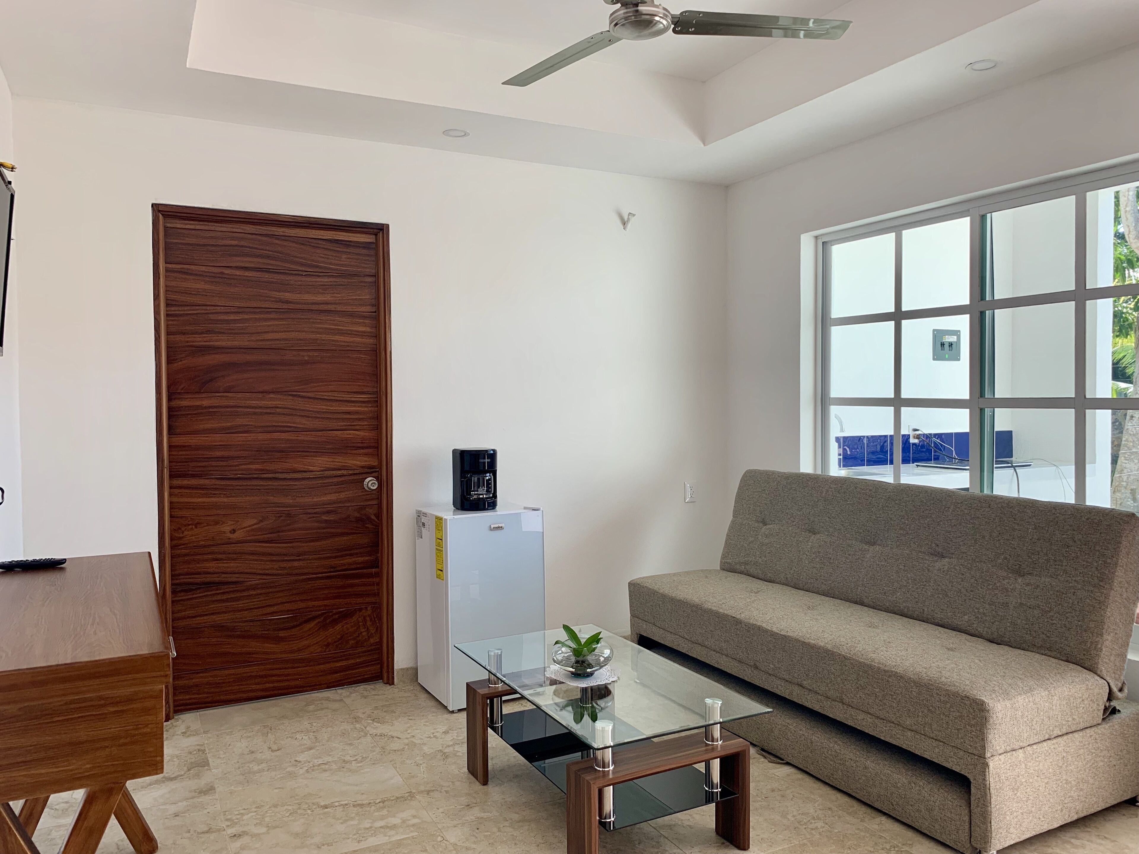 Luxe suite | Woonkamer | Een 32-inch lcd-televisie met kabelzenders en een televisie