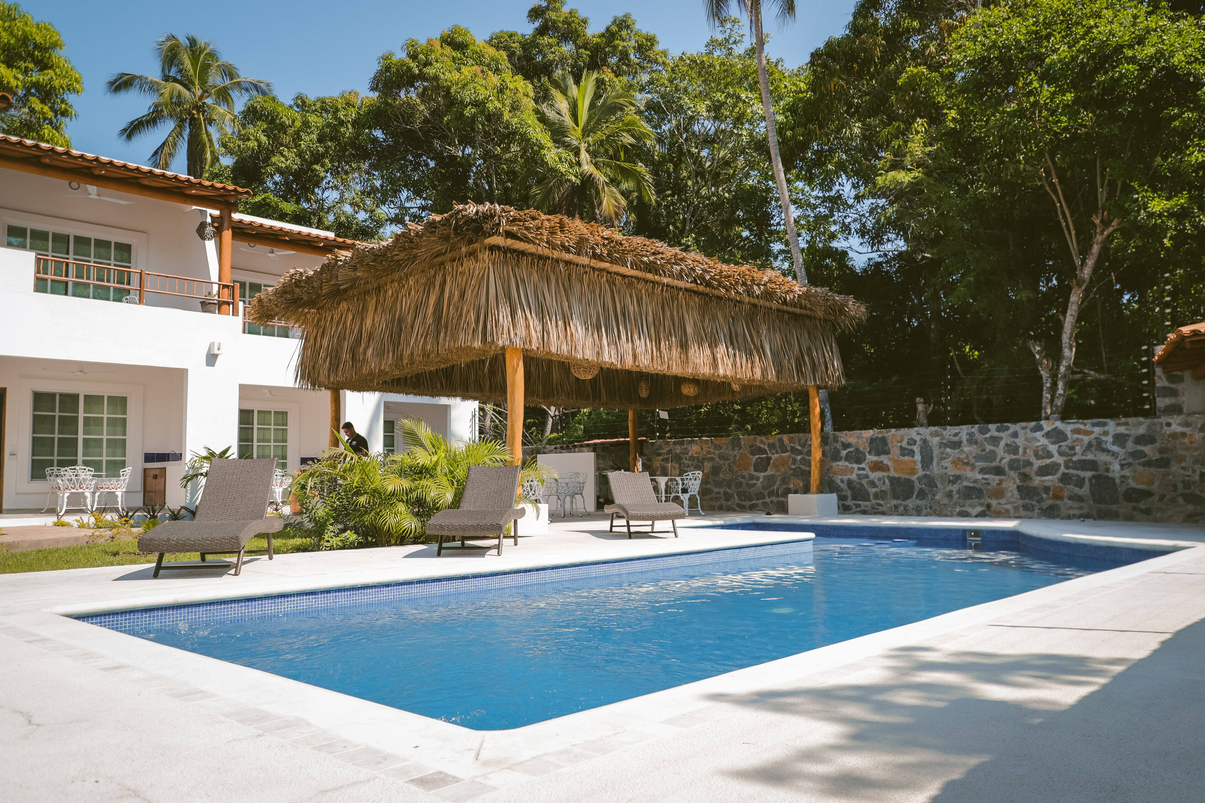 2 ulkouima-allasta, aurinkotuoleja