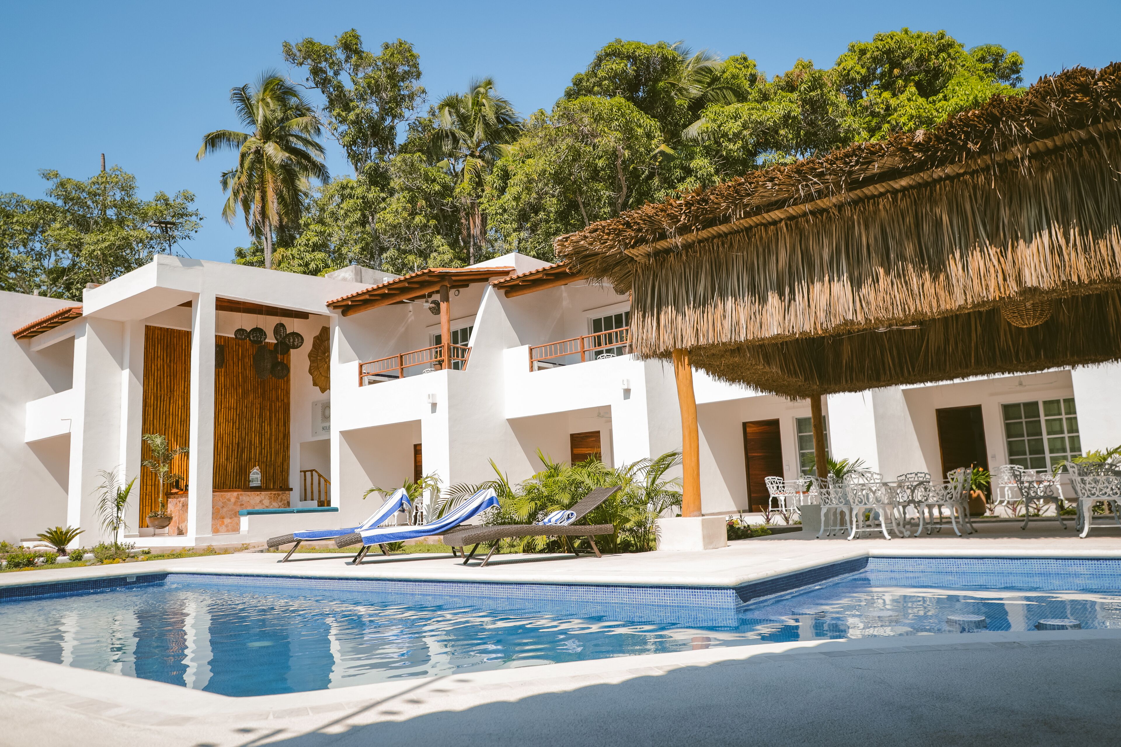 2 buitenzwembaden, ligstoelen bij het zwembad
