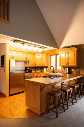 Fridge, microwave, oven, stovetop - Leelanau Therapy-Hot Tub, Jetted Tub, Fireplace (Traverse City)