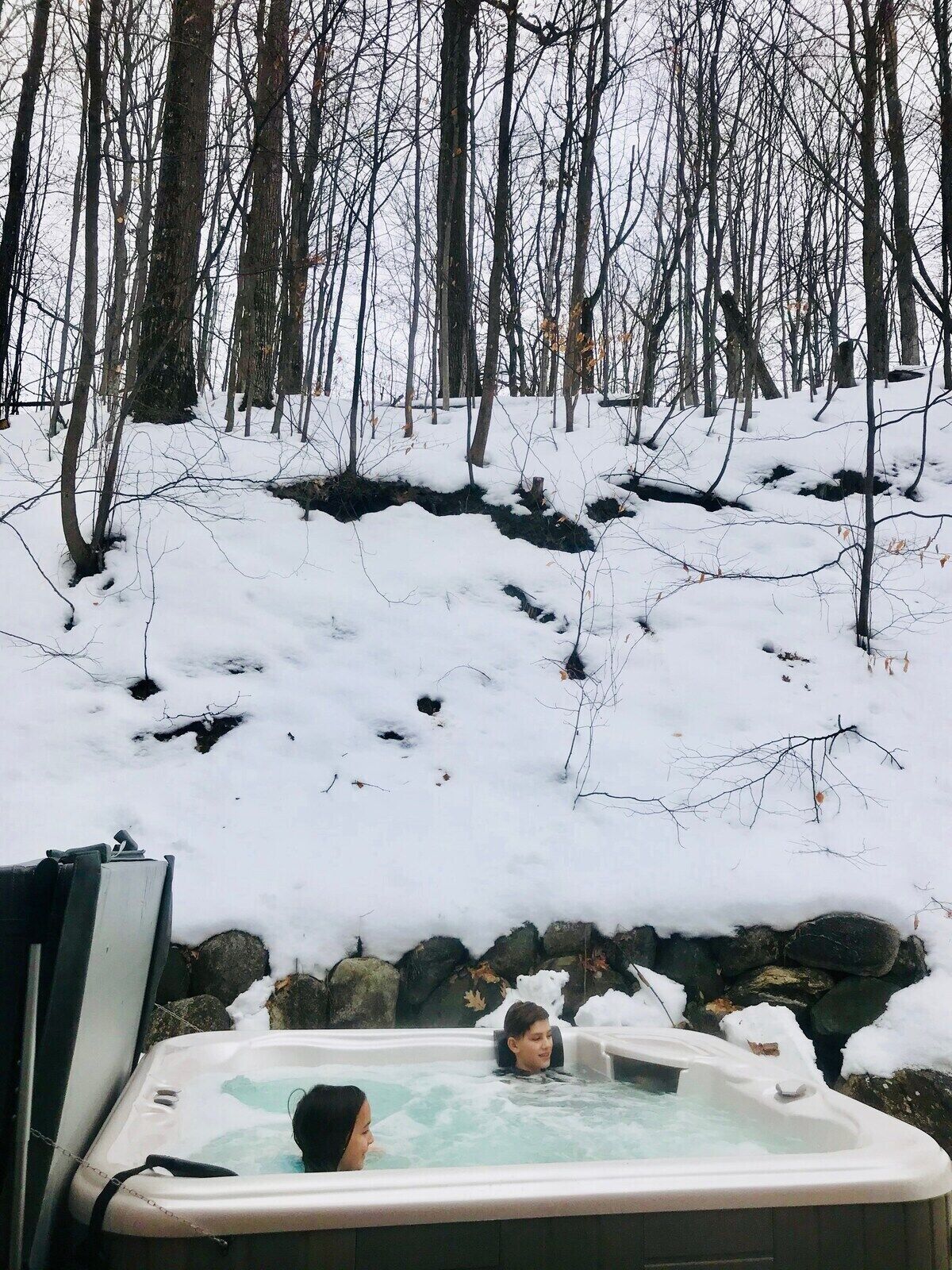 Banyera d'hidromassatge a l'aire lliure