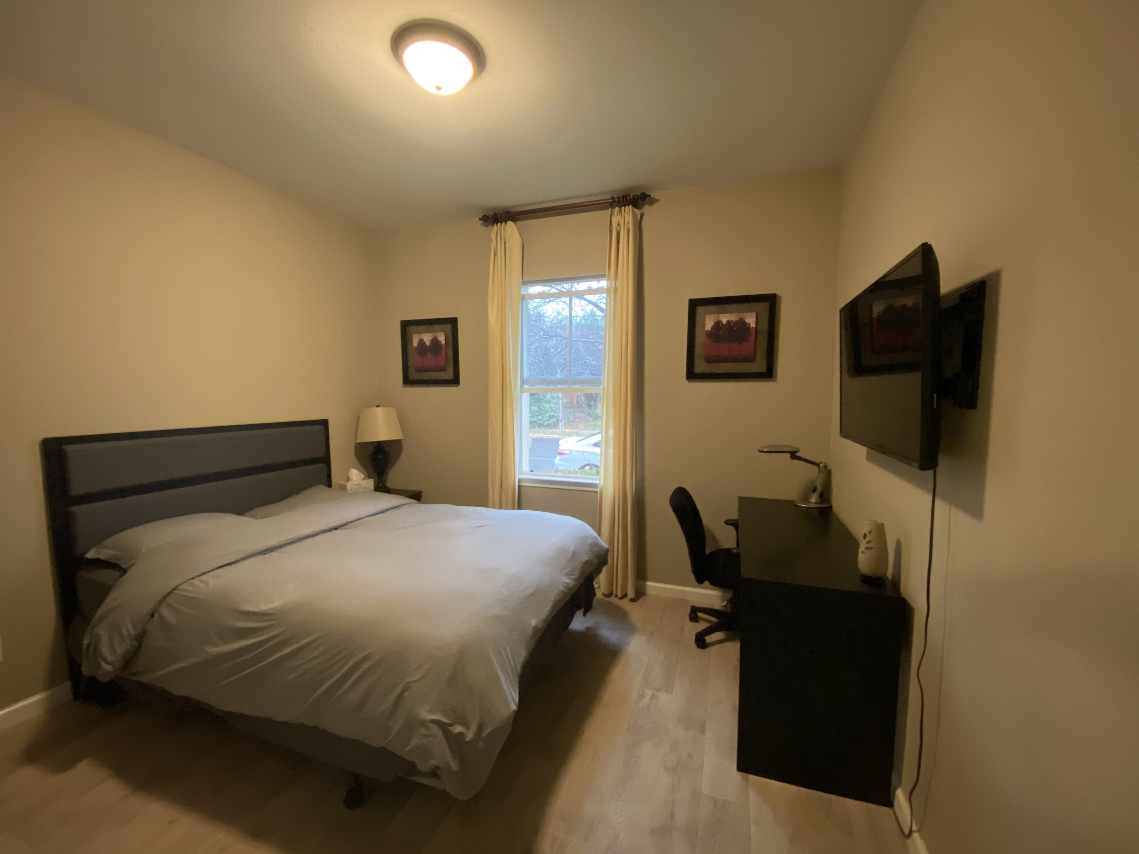 1 室のベッドルーム、デスク、アイロン / アイロン台、旅行用ベビーベッド