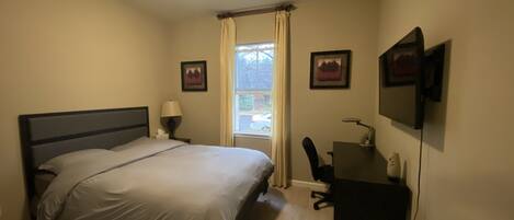 1 habitación, escritorio, tabla de planchar con plancha y cuna de viaje