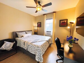 1 Schlafzimmer, Schreibtisch, Bügeleisen/Bügelbrett, Reisekinderbett