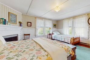 5 bedrooms, iron/ironing board, Internet, bed sheets