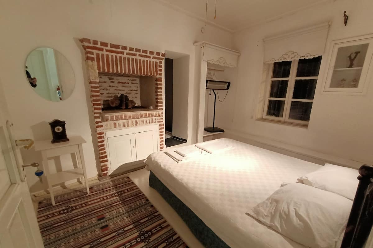 Habitación familiar, baño privado | Escritorio, espacio para trabajar con laptop y cortinas blackout