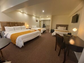 A hotel room with two beds, a desk, and a chair. - Hotel Paradis Suite - Cusco (Cusco)