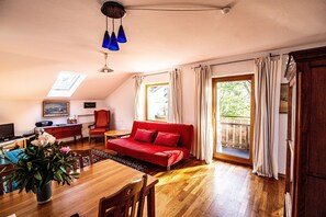 TV, ping pong - Ferienwohnung "Inselblick" 64qm mit 1 Schlafzimmer und grossem Balkon mit See- und Bergblick (Chieming)