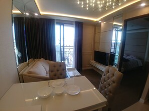 Living area - New cosy and comfortable low-rise condo with luxurious fittings (Khet Huai Khwang)