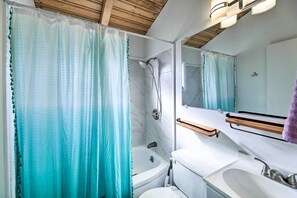 Articles de toilette gratuits, sèche-cheveux, serviettes fournies