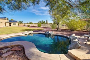 Pool - Poolside Relaxation: Couple's Retreat in Peoria! (Peoria)
