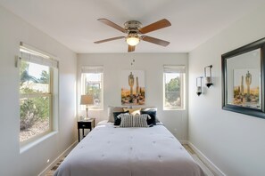 1 bedroom, iron/ironing board, Internet, bed sheets - Poolside Relaxation: Couple's Retreat in Peoria! (Peoria)