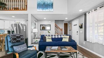 Smart TV, chimenea y libros