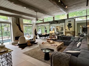 Smart TV, fireplace, stereo - Exquisite Midcentury Retreat (Los Angeles)