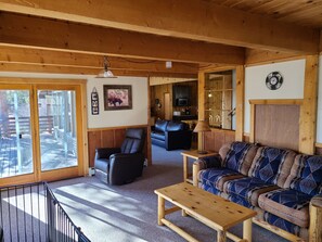 Fernseher, Kamin, DVD-Player, Bücher