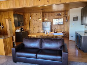 Fernseher, Kamin, DVD-Player, Bücher
