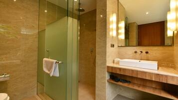 Villa, 1 slaapkamer, privézwembad | Badkamer | Een aparte badkuip en douche, pantoffels, handdoeken, zeep