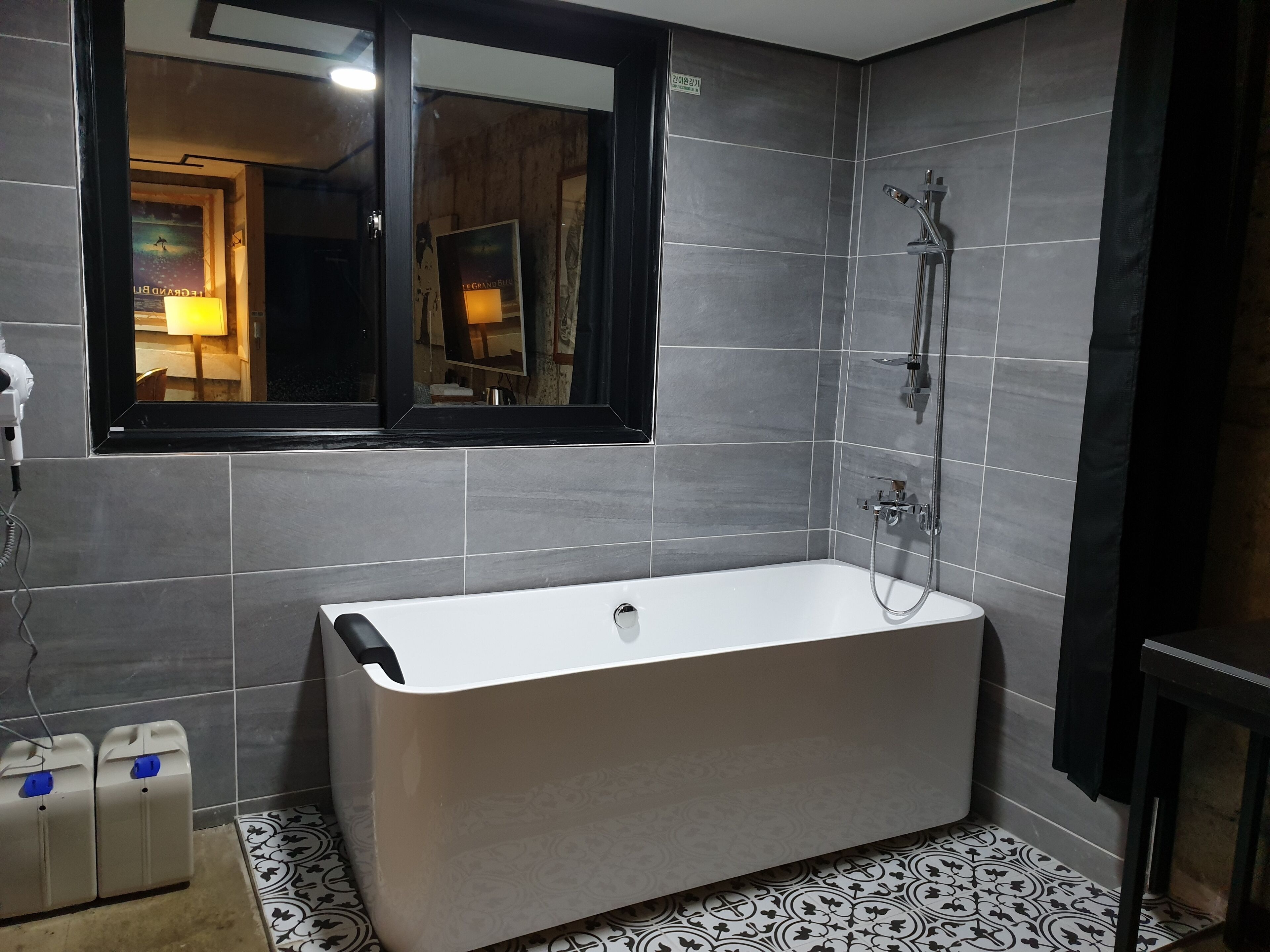 twin room | deep-soaking bathtub