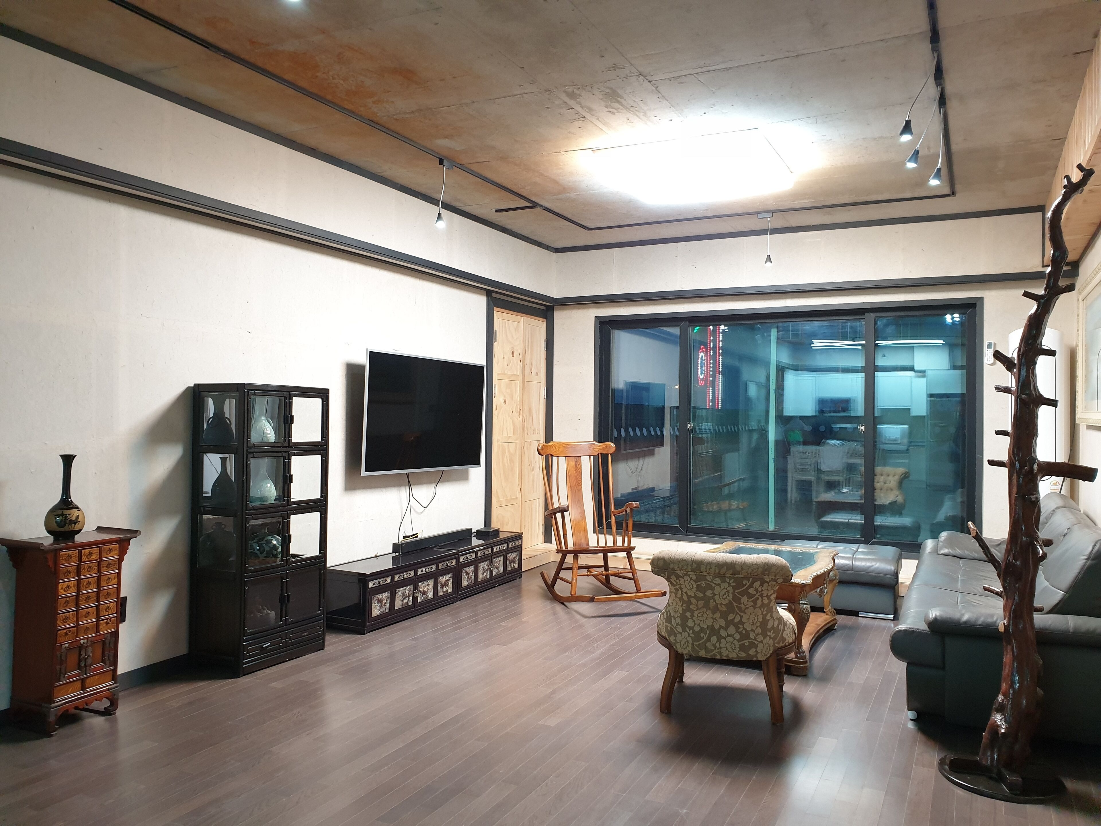 premier room | living room | flat-screen tv