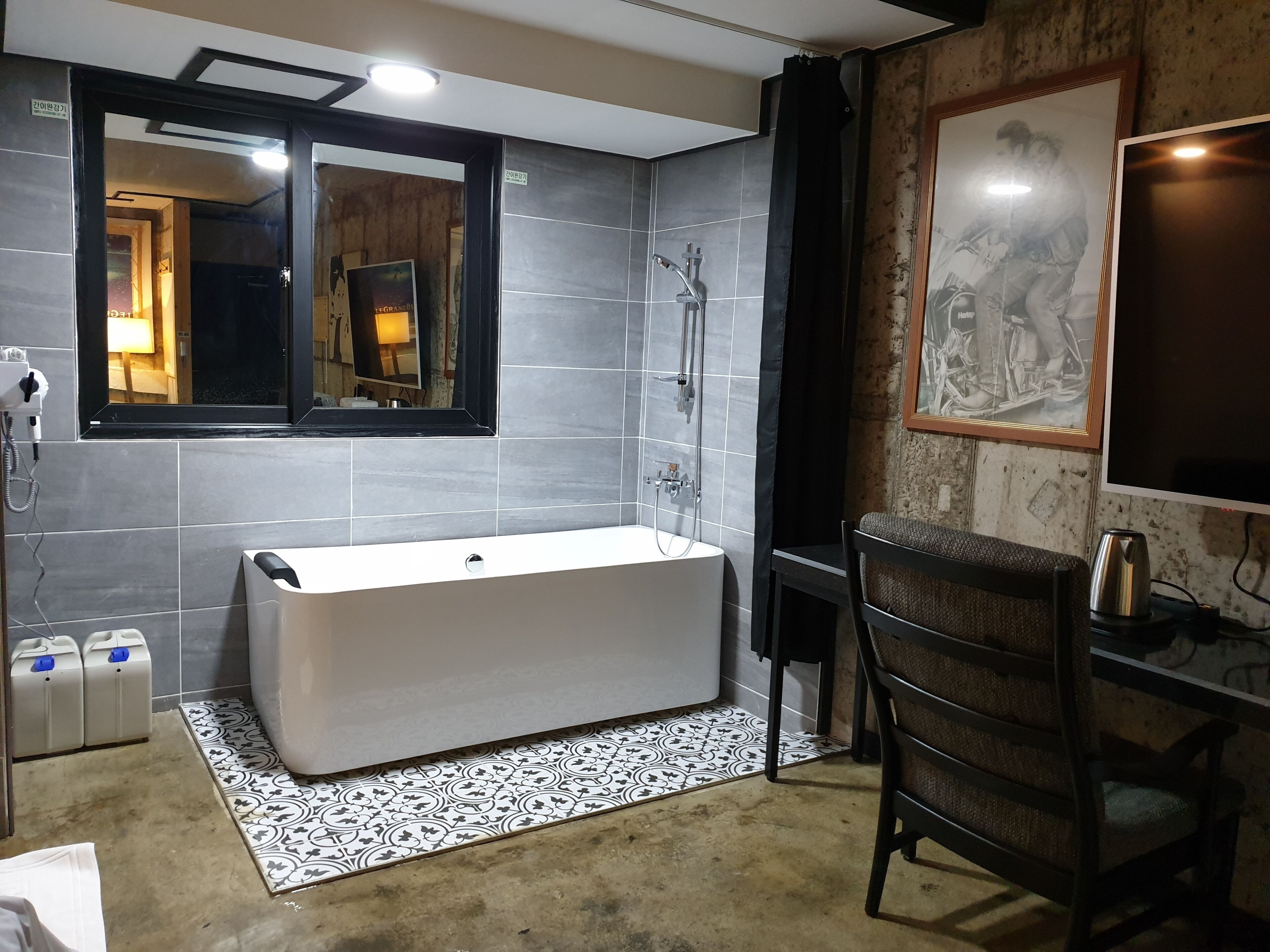 twin room | deep-soaking bathtub