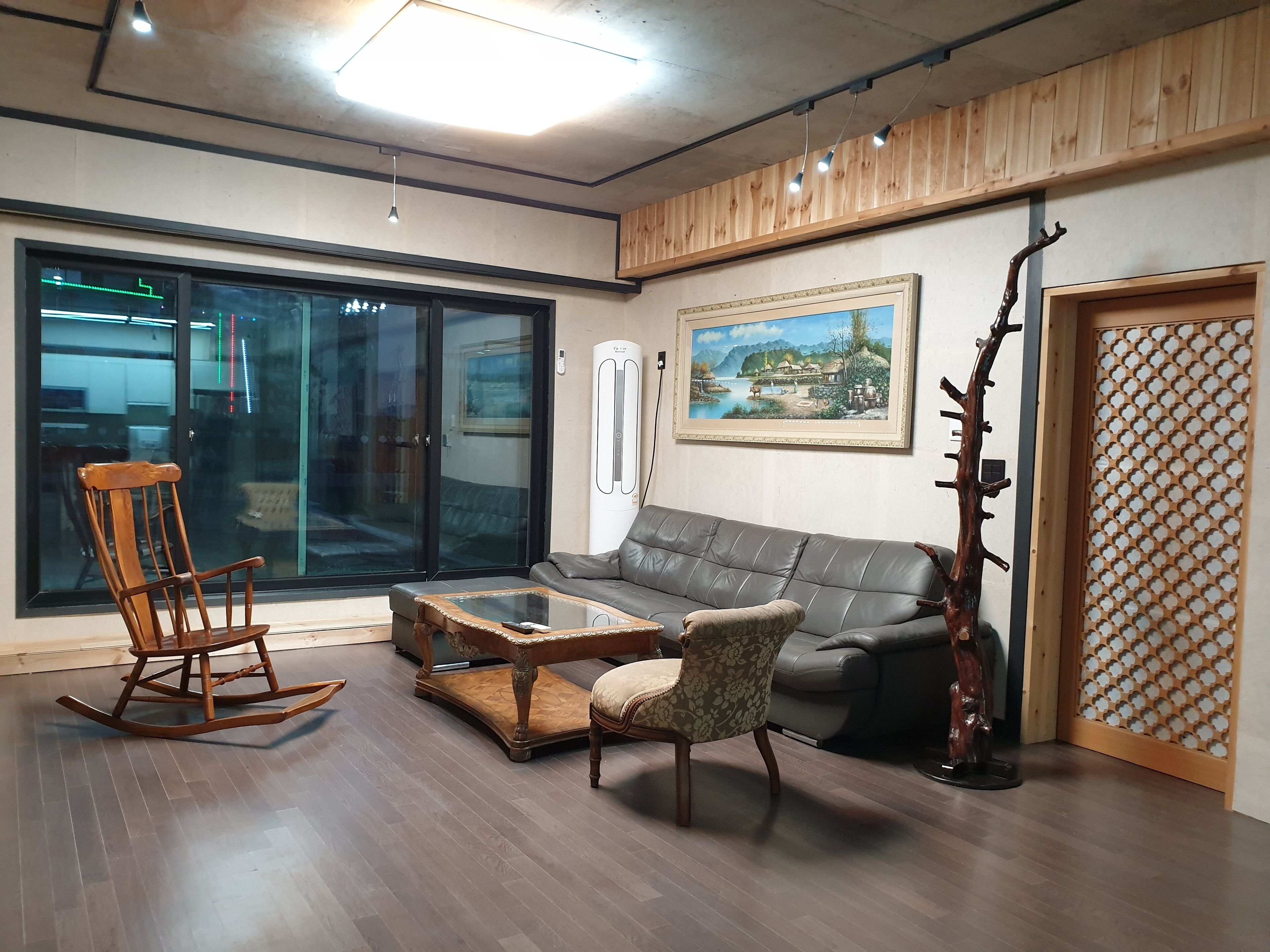 premier room | living room | flat-screen tv