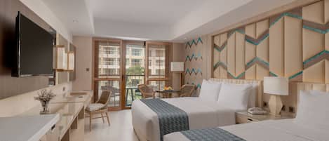 Una habitación de hotel moderna con una cama grande, un escritorio, una silla y un balcón con vistas.