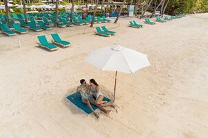 ビーチ、白砂、サンラウンジャー、ビーチパラソル
