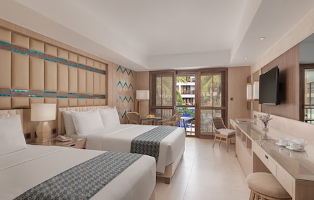 Caja de seguridad en la habitación y ropa de cama