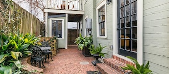 Huntingdon House | Pet Friendly, Historic District