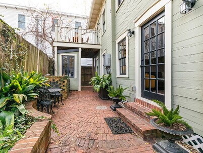 Huntingdon House | Pet Friendly, Historic District