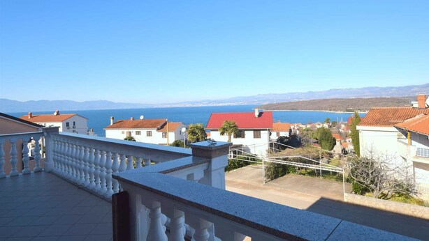 A residential area with a clear view of the sea and mountains in the distance. - Apartment Marinela 1 (Njivice)