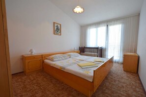 3 bedrooms, free WiFi, bed sheets - Apartment Milica for 6 people (Njivice)