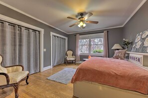 3 bedrooms, desk, Internet, bed sheets - ‘Gentry Manor’ in Heartland Area 19 Mi to Raleigh! (Fuquay-Varina)