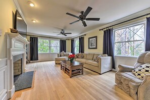 TV, fireplace, offices - ‘Gentry Manor’ in Heartland Area 19 Mi to Raleigh! (Fuquay-Varina)