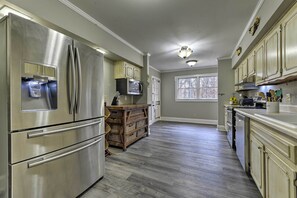 Fridge, microwave, stovetop, dishwasher - ‘Gentry Manor’ in Heartland Area 19 Mi to Raleigh! (Fuquay-Varina)