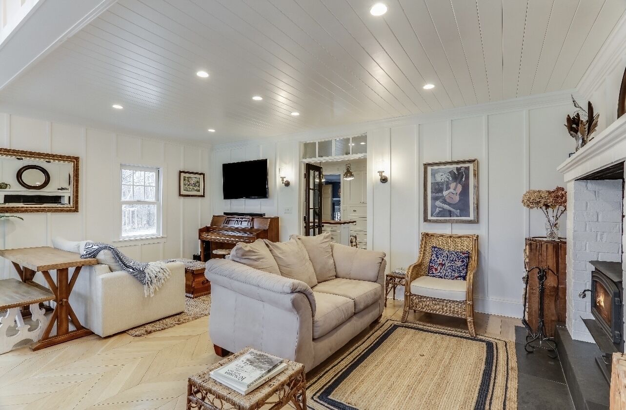 Televisio, takka, pöytätennispöytä, kirjoja