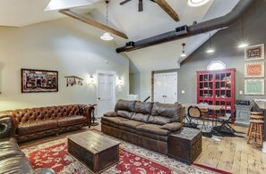 TV, fireplace, ping pong, books