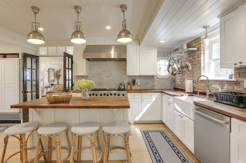 Hot tub relaxing retreat. Large group gatherings! Business travel.