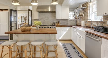 Hot tub relaxing retreat. Large group gatherings! Business travel.