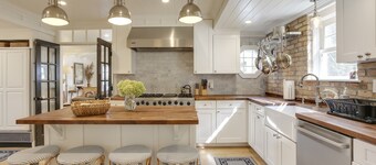 Hot tub relaxing retreat. Large group gatherings! Business travel.